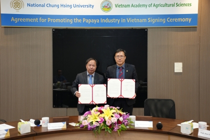 President Nguyen Hong Son of VAAS (left) and Vice President for International Affairs Chou Chi-Chung of NCHU (right) attended the signing ceremony.