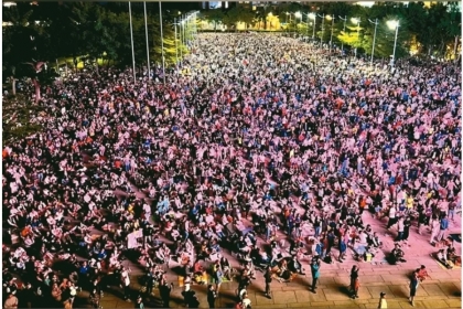世界棒壘球總會認定台中是「棒球之都」，棒球風盛行，台中計畫建超級巨蛋。圖為中市府日前直播12強「中日」爭冠，吸引逾3萬人觀賽盛況。圖／台中市政府新聞處提供