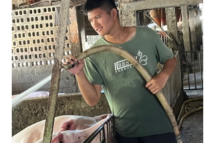 尹凡尤勞高中至豬場實習，引發他對動物營養學的興趣