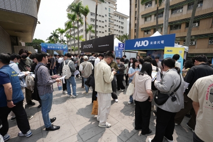 科技大廠吸引大批求職學生及民眾