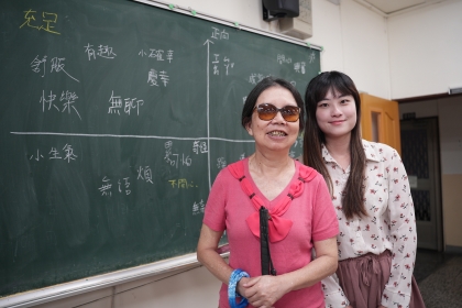 賴淑蘭老師（左）在興大開設通識10年，教生命教育與社會關懷，也教學生覺察情緒。