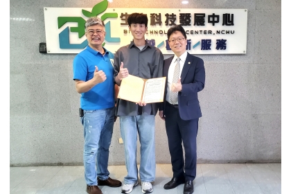 今年錄取3+X學碩計畫的應經系鍾凱名同學(右二)與國立中興大學師長們：陳全木副校長、應經系簡立賢系主任(右至左依序)合影。