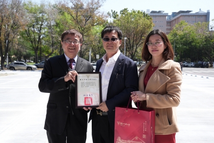 興大詹富智校長（左）頒發給感謝狀給何献崇董事長（中）及鑫成營造股份有限公司廖苡涵董事長（右）