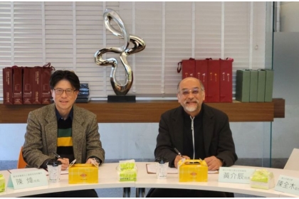嘉基院長陳煒(左)與中興大學生命科學院院長黃介辰(右)簽署學術交流合作備忘錄。(嘉基提供)