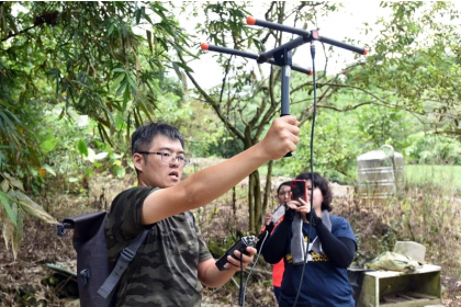 保育團隊利用GPS定位，追蹤野放食蛇龜適應棲地狀態。圖/日月光文教基金會提供