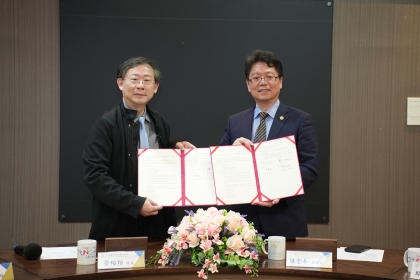 簽約儀式由中興大學陳全木副校長(右)與仁德醫護管理專科學校黃柏翔校長(左)主持。