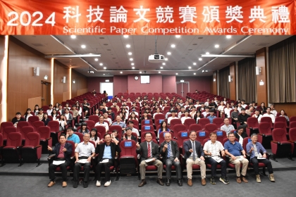 全體貴賓及獲獎學生大合照。