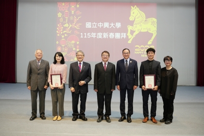 詹富智校長（中）、李德財前校長（左2）、莊嘉郁理事長（右3）、吉嘉電子股份有限公司宋英銓董事長（左1）及獸醫系校友賴旦珍學姊（右1）與今年懷璧獎得主合影 。