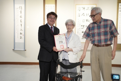 興大詹富智校長(左)頒發感謝狀給王令荃女士(中)。