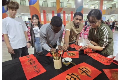 中興大學「水墨賀歲-新春賀歲寫春聯活動」，外籍學生亦積極參與寫春聯活動。圖/戴辰攝影