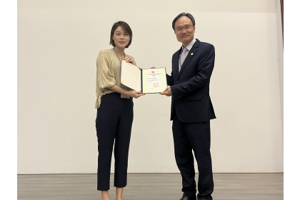 教育部學生事務及特殊教育司性別平等教育科林沛雨科長（左）頒發感謝狀給興大蔡清標副校長（右）