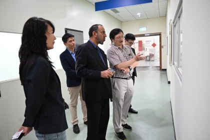 阿曼尼日瓦大學校長Dr. Ahmed K. Al-Rawahi參訪本校前瞻理工科技研究中心。