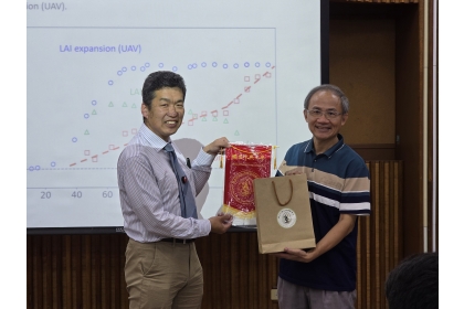 中興大學農藝系陳建德系主任（右）致贈禮品，與本間香貴教授（左）合照。