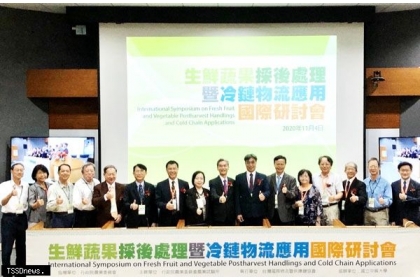 台灣國際物流暨供應鏈協會理事長秦玉玲(左八)、中興大學校長薛富盛(右八)、農委會陳駿季（右七）、農委會林學詩所長（右六）、律僑總經理葉建明（左七）、港公司高級顧問劉詩宗(左六)、好好物流副總陳永賢(左五)。(圖：台灣國際物流暨供應鏈協會提供)