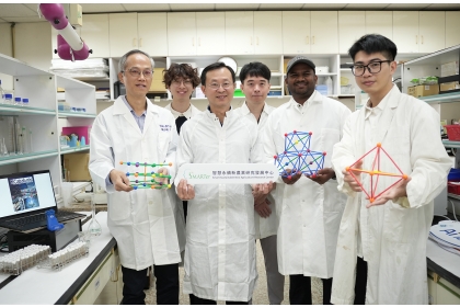 國立中興大學工學院院長楊明德特聘教授（左3）、副院長陳志銘特聘教授（左1）及李宏中助理教授（左4）帶領智慧永續新農業發展中心團隊，結合人工智慧與高熵材料，大幅縮短研發流程，成果登國際頂尖期刊ACS Catalysis封面