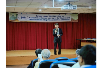 會議主席中興大學蔡祁欽特聘教授在開幕式上致詞，並特別感謝籌備委員會成員台灣大學葛宇甯教授、台灣科技大學盧之偉教授、暨南大學王國隆教授、成功大學柯永彥教授與大會秘書黃郁惟教授的辛勞付出。 