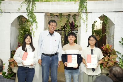 興大園藝系張正主任(左2)頒發獎學金。