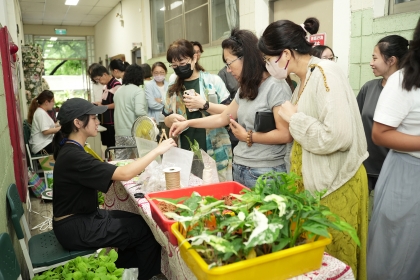 市集設有觀葉植物等攤位