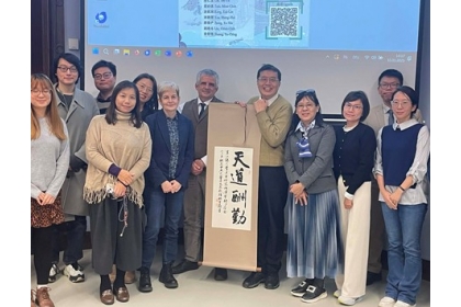 中文系團隊於11月15日和萊比錫大學(Leipzig University)東亞所舉辦雙邊研討會「清代和民國的文學與社會」，中文系並致贈林榮森教授題獻的書法以示友好之意。(左四鄭雅尹教授、左五蔡妙真教授、左六Prof. Dr. Elisabeth Kaske(白莎)教授、左七Prof. Dr. Philip Clart(柯若樸)教授；右二游勝輝教授、右四羅秀美教授、右五林仁昱教授)