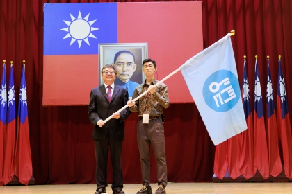 興大詹富智校長（左）授旗給「興鮮人成長營 8.0」主辦團隊