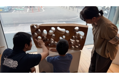 圖2 視障觀眾觸摸芝田典子老師雕塑作品