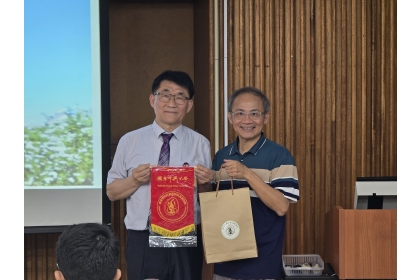 中興大學農藝系陳建德系主任（右）致贈禮品，與禹仙熙教授（右）合照。