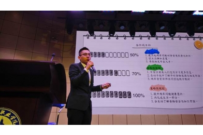 中興大學康楷立結合自己所學，以端午佳節吃的肉粽破顯現出兩岸關注食安議題，希望為自己所吃的食物做出選擇、維護自身健康。(王筱安攝)