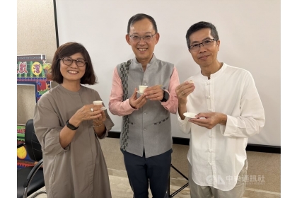 駐印度代表陳牧民(中)4日表示,台灣人和印度人都喜歡喝茶,但喝茶方式截然不同,中興大學團隊用印度的茶菁,搭配台灣的機器與製茶方式,做出與台灣茶口感類似的茶,並進一步推廣台灣茶藝文化,可說是台灣和印度合作的一種展現。中央社記者李晉緯新德里攝 115年8月5日