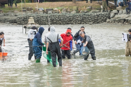 興大3月7日動員近百餘人攜手清理中興湖，日本「池水抽乾好吃驚」節目也參與拍攝。