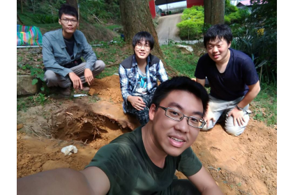 NCHU's team excavating for the fungus garden of O. formosanus. From left to right: Wei-Ren Liang, Guan-Zhi Guan, Chun-I Chiu, Jie-Hao Ou