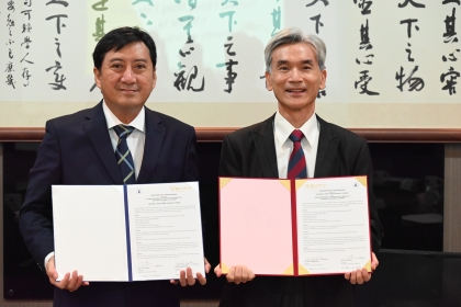 國立中興大學薛富盛校長（右）與自然科學大學校長Professor Tran Le Quan(左)簽署學術合作備忘錄