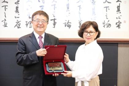 Gift exchange between NCHU President Dr. Fuh-Jyh Jan (left) and Rector of Universitas Gadjah Mada Prof. Ova Emilia (right).