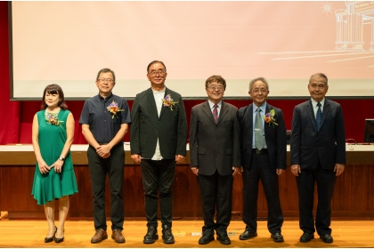 興大詹富智校長(右3),頒獎本屆榮譽校友證書給麗明營造股份有限公司吳春山董事長(左3)、雙橡園開發股份有限公司李樹生董事長特助(左2)、國立中興大學校友總會林澄鈺顧問(左1)、君牧塑膠科技股份有限公司黃俊龍董事長(右2)與吳明敏教授代理欣和利股份有限公司洪千里董事長領獎(右1)