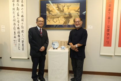 林文昭（右）老師致贈青花瓷作品予中興大學藝術中心，由興大黃振文副校長頒贈感謝狀。