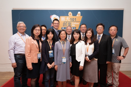 榮譽輔導業師與王精文副校長合影。