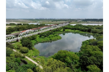 高雄舊鐵橋濕地。 圖／永豐餘提供