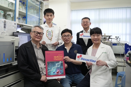 研究團隊左至右：興大基資所侯明宏教授、論文第一作者生技所博士生張智鈞、生醫所林季千教授、後醫系陳泰霖助理教授、台中慈濟醫院乳房外科洪琬瑜醫師。