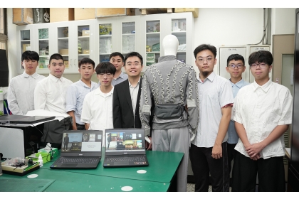 中興大學材料系賴盈至特聘教授(左6)研究團隊開發「AI體感智慧衣」