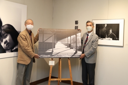 莊靈（左）捐贈珍貴校史照片給母校，由興大校長薛富盛代表授贈。