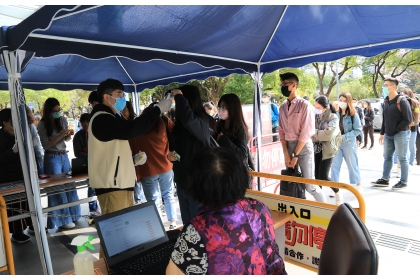 3月2日開學日，中興大學啟動人員登錄、體溫監測、全面消毒、教室通風等措施，迎大批學生返校