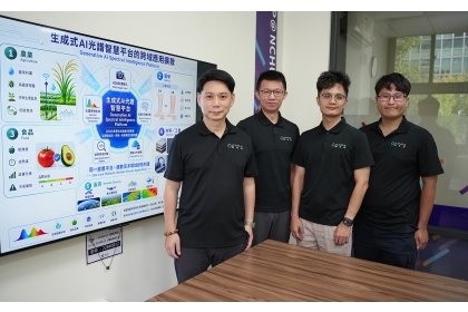 朱彥煒教授(左1)團隊開發「生成式AI光譜智慧平台」榮獲未來科技獎