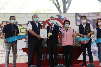 台中市陳子敬副市長（左2）頒發感謝狀給興大薛富盛校長（左3）。