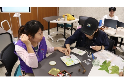 聽障者將生態導覽所學轉換到植物觀察進行手繪創作