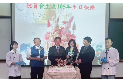 興大食生系生日蛋糕是由食品加工廠與食生系兩位特殊選才學生精心製作