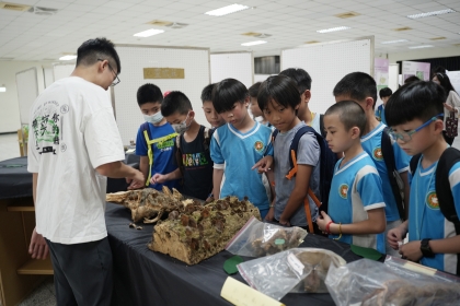 興大「異樹界」植病週展開放團體預約導覽，5月13日和平國小學生特地到場參觀。