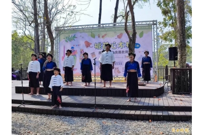 新化林場舉辦農夫市集，安排精彩的開幕表演。（記者吳俊鋒攝）