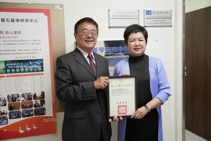 中興大學詹富智校長（左）頒發感謝狀給王逸華董事長（右）。