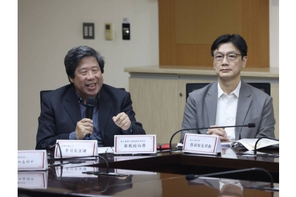 非洲豬瘟中央災害應變中心3日舉行記者會公布疫調 報告，台灣大學獸醫專業學院兼任教授蔡向榮 （左）、中興大學副校長張照勤（右）等人也出席與 會。 中央社記者趙世勳攝　114年11月3日