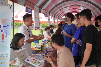 實習博覽會攤位，學生積極參與，了解實習工作內容