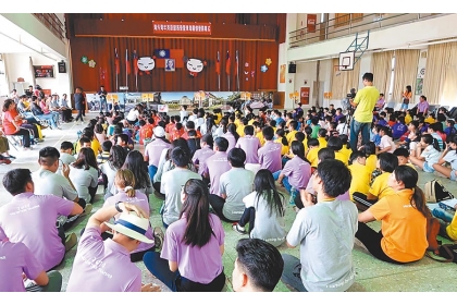 海外華裔青年英語服務營在中寮國小大禮堂舉行聯合始業式開幕典禮。（楊樹煌攝）